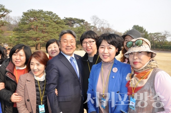 강기정 민정수석이 시민들과 찰칵.