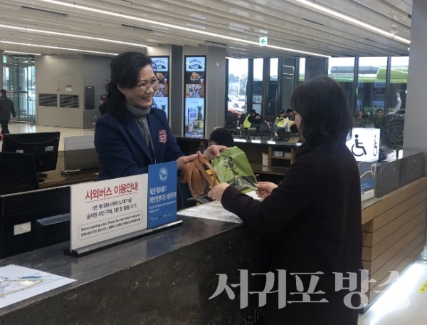 김포공항 안내데스크에서 제공하는 목줄과 위생봉투