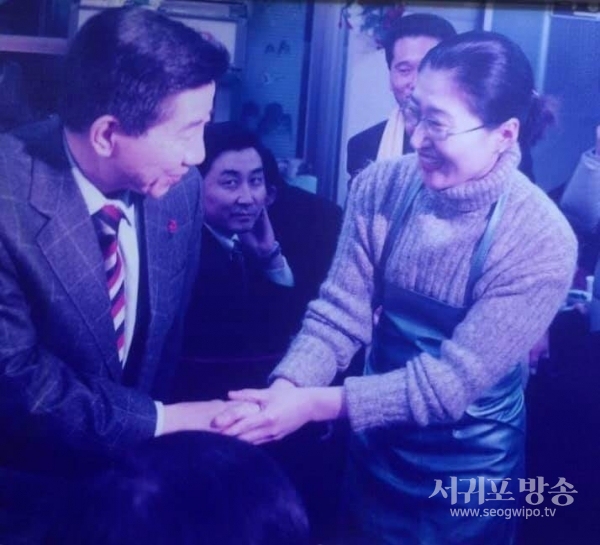 2002년 광주 양동시장 한 국밥집에서 당시 노무현 대통령 후보와 국밥을 먹었던 사진