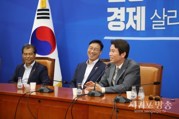 더불어민주당의 위성곤의원과 이인영 원내대표
