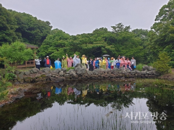 (사)제주희망포럼(이사장 오옥만)은 지속가능한 생태 보존을 위한 생태관광 현장 탐방으로 선흘리 동백동산습지센터를 답사했다.