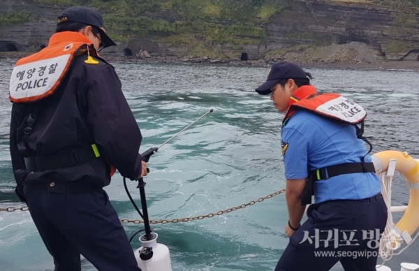 서귀포해양경찰서는 해상에 버려진 폐윤활유통으로 해양오염이 발생된 것을 역 추적 끝에 해양오염 선박을 적발했다.