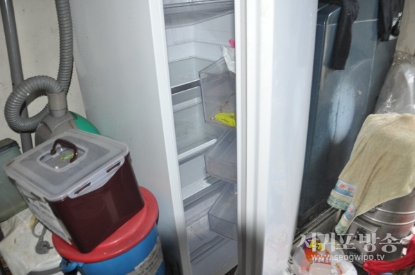 텅 빈 냉장고