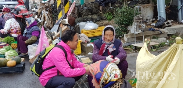 고대지 예비후보는 18일 중문오일장을 찾아 상인들과 지역주민들을 만나 지지를 호소했다.