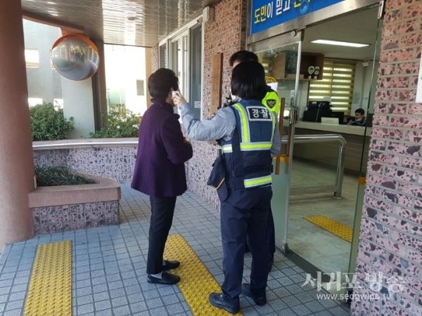 지구대방문 민원인 대상 열감지를 검사하고 있다