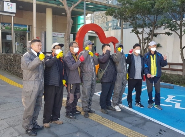 서귀포시 동홍동선거구에 출마한 무소속 김용범 예비후보(동홍동마을회장)는 코로나19 극복의 일환으로 마을회원들과 함께 동홍동 관내 방역 봉사활동을 함께했다.