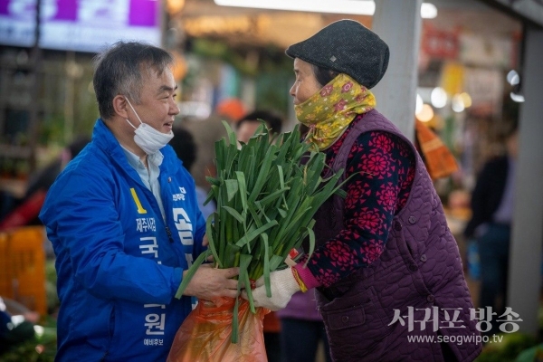 송재호 예비후보는 지난 12일 제주시민속오일시장을 방문해 코로나19 사태로 어려움을 겪고 있는 상인들을 만나 애로사항을 청취했다.