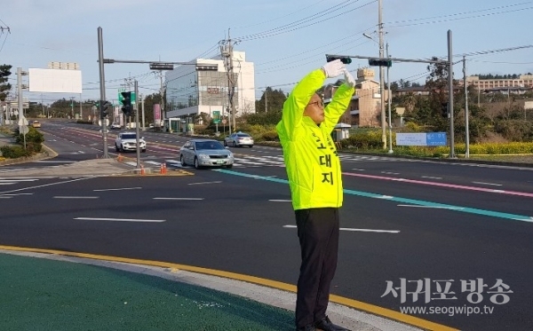 22일 서귀포시 예래동 회전호터리에서 방문인사하는 무소속 고대지 예비후보