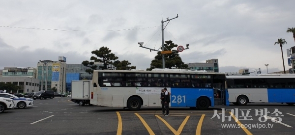 무척 혼잡한 서귀포시 중앙로터리에 281번 버스를 한동안 세워놓고 상대편 운전자인 택시기사와 다투는 버스기사..