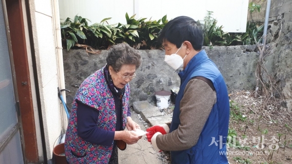 서귀포시 정방동지역사회보장협의체는 지난 22일 65세 이상 홀로 사는 어르신 20가구를 방문해 안부를 확인하고 상품권을 지원했다.