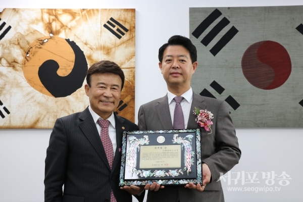 고 김상현 의원의 아들인 김영호 의원(사진 오른쪽)이 대신해 수상하고 있는 장면.