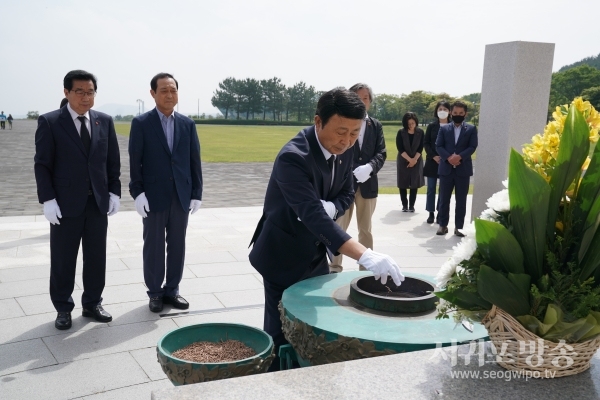 고정화 제주특별자치도 재향경우회장은 27일 제주4‧3평화공원을 찾아 4‧3희생자들을 추모했다.