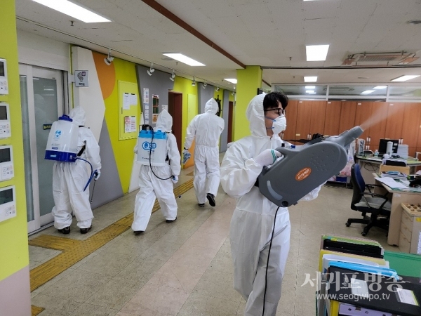 공무원연금공단 제주지부는 2일 포스트 코로나19에 대비해 서귀포상록봉사단과 함께 서귀포장애인종합복지관에서 방역소독 봉사활동을 실시했다.