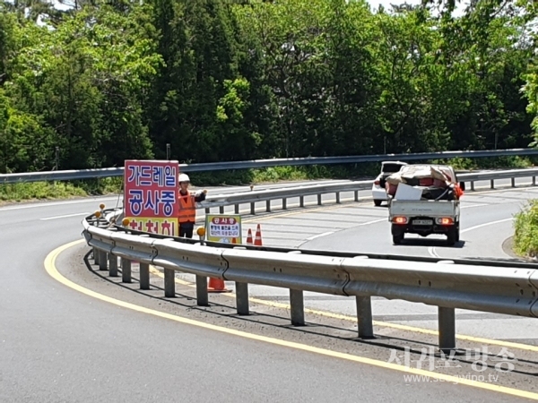 516도로의 중앙선에 설치된 가드레일은 교통사고만 났다하면 새걸로 교환해 신속하게 설치하고 있다.