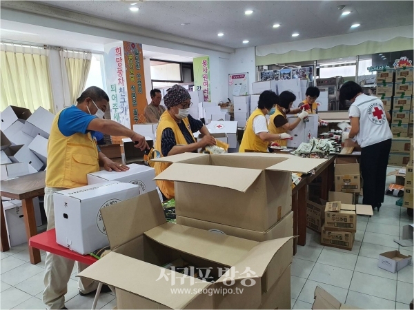 대한적십자사제주특별자치도지사가(회장 오홍식)는 8월 4일과 5일 양일간 2,100만원 상당의 밑반찬 대체 식품을 만들어 아동·청소년, 노인, 한부모 등 취약계층 300가구에 전달했다.