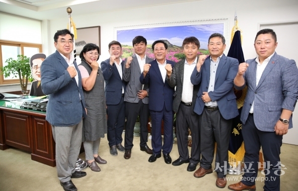 강희봉 강정마을회 회장 등은 7일 오전 제주도의회를 방문, 좌남수 의장과 마을 발전방향과 공동체 회복을 위한 방안을 논의했다.