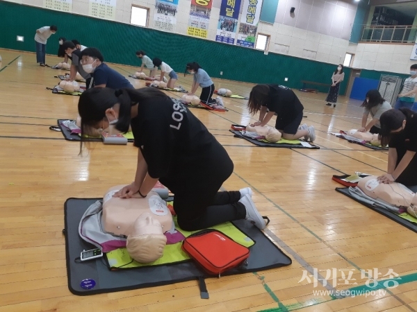 서귀포보건소와 제주대학교병원에서 지역사회통합형 의료안전망 구축사업 일환으로 추진하고 있는 범시민 심폐소생술 체험교육 오는11월말까지 23개교 2,750여명의 학생들이 교육을 받게 된다.