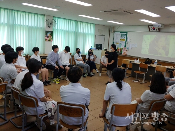 한림고등학교가 2020학년도 1학기 꿈끼탐색주간을 맞이해 1, 2학년 학생을 대상으로 진로역량 강화를 위한 프로그램 ‘사람책, 사람이 책이다’ 프로그램을 실시했다.