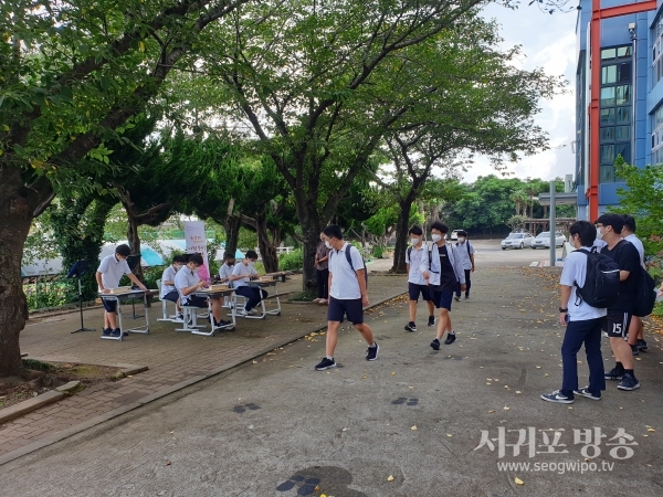 한림중학교 문화예술동아리‘음악공간반’에서는 8월 12일(수) ‘음악과 함께 여는 아침 등굣길 공연’을 실시했다.