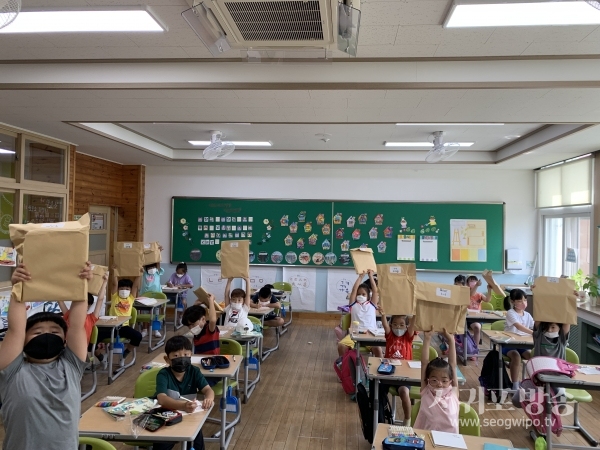 신촌초등학교는 8월 12일(수) 코로나 19로 자유로운 도서관 이용이 어려운 학생들에게 여름방학을 맞이하여 두근두근 언박싱(상품 포장을 풀고 사용 경험을 공유하는 것) 도서 대출 이벤트를 실시했다