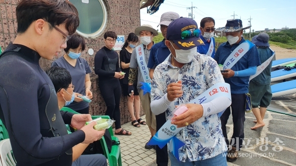 서귀포시 동부보건소,가 13일 관내 해수욕장(표선, 신양)을 찾은 지역주민 및 관광객 300여명을 대상으로 금연ᐧ절주 및 구강건강관리 홍보 캠페인을 실시했다.