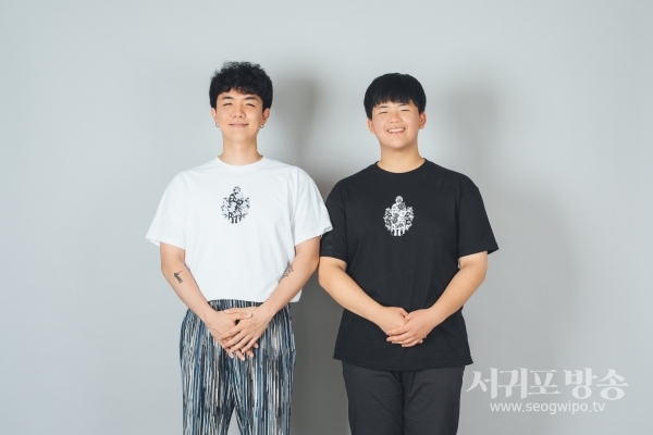 ‘소녀라는 꽃’제품으로 위안부 역사 기억하는 이한길⋅송정헌씨