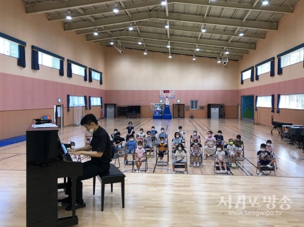 송당초등학교, 8월 14일 유치원, 전교생을 대상으로 ‘피아니스트와 함께 떠나는 피아노 여행’이라는 주제로 문화예술프로그램을 송당초 당오름관에서 실시했다