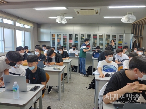 남주고등학교는 지난 8월 17일(월)부터 8월 19일(수)까지 12시간동안 1·2학년 32명을 대상으로 융복합 교과기반지식탐구 아카데미 프로그램을 진행했다.