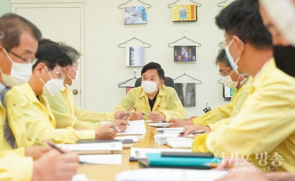 제주도는 코로나19 확진판정 받은 제주 30번 확진자 A씨 추가 역학조사 결과, 이날 오후 10시 기준 접촉자는 41명이라고 밝혔다.