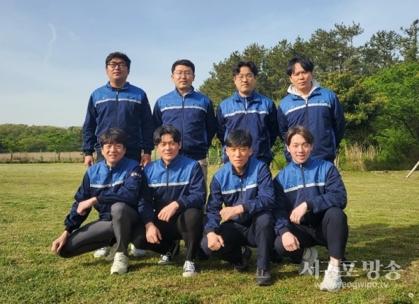 금상 수상 제주개발공사 도전 분임조 단체사진(사진설명 : 시계방향으로 강택건 조장, 진석조 강남훈 김용현 이상민 이서우 고민수 고석빈 분임조원)