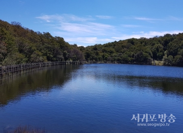 만수를 이룬 사라오름 산정호수 풍경