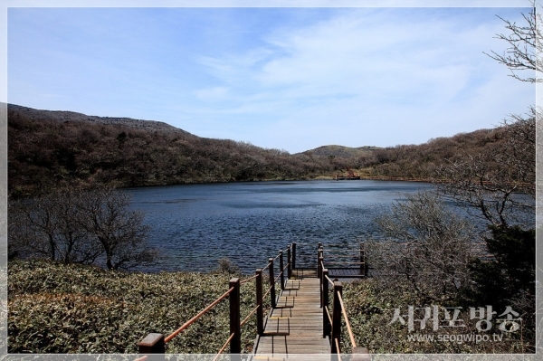 만수 이룬 사라오름 산정호수 풍경