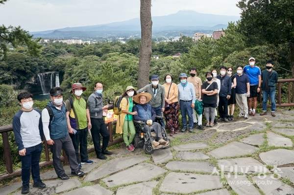 김태엽 시장, 웰니스 서귀포 도심 도보투어 현장 정모시공원 및 정방폭포 답사