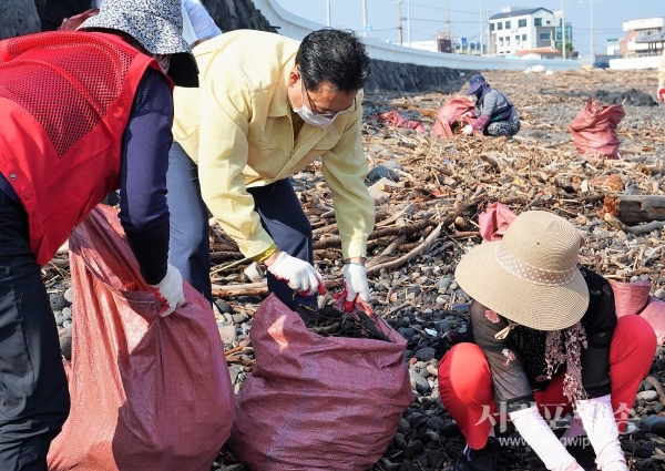 고영권 정무부지사, 8일 오전 내도 알작지 해안쓰레기 정화작업 참여