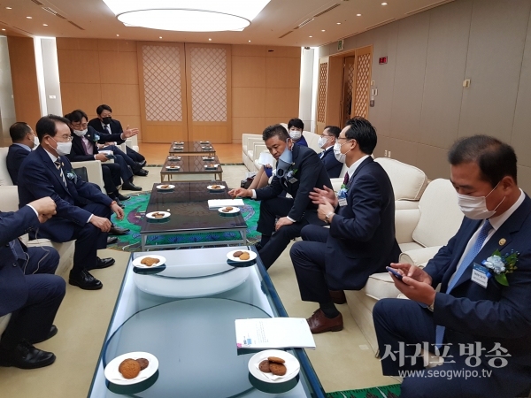 고영권 정무부지사, 9일 AAWE 변재일 회장 면담 후 제주형 가축분뇨 오염 저감 신기술 사업 국회 지원 요청 건의