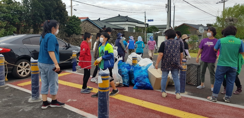 마을 어린이들도 어른들과 함께 마을 청소에 참석하다.