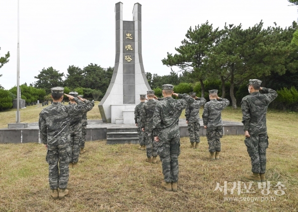 해병대 제9여단 장병들이 충혼묘지들을 찾아 참배하고 있다