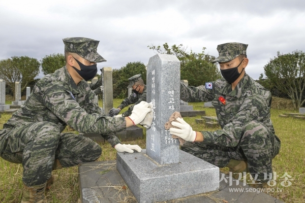 해병대 제9여단 장병들이 나라를 위해 희생하신 선배 전우분들의 묘비를 닦고있다.