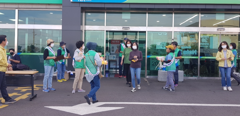 성산읍 새마을 지도자 및 부녀회는 성산일출봉농협 하나로마트에서 관광객 및 지역주민들을 대상으로 마스크 착용 당부 및 안전한 추석 보내기를 전개했다.