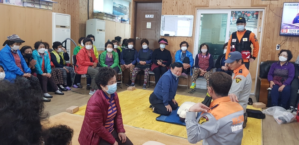 온평리 어촌계장 및 잠수회장이 심폐소생술을 실시해보고 있다.