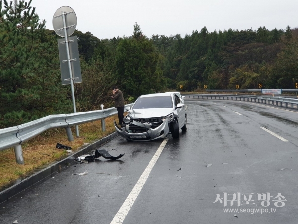 한라산 오일육도로에서 빗길사고로 앞부분이 부서진 승용차들...