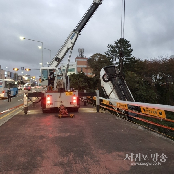 제주시외버스터미널 인근 도로에서 교통사고가 일어나 2명이 크게 다쳤다.