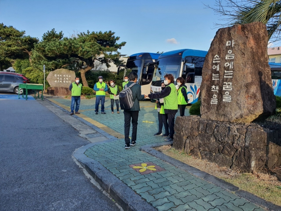 성산읍청소년지도협의회 회원들이 관내 학교를 대상으로 마스크를 배부하고 있다.