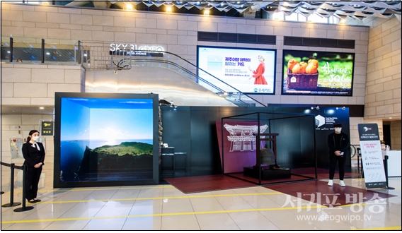 한국공항공사는 18일부터 김포공항 국내선 3층에서 유네스코 지정 우리나라의 문화유산과 자연유산을 모티브로 한 ‘세계유산 힐링큐브’ 영상 전시회를 개최한다.