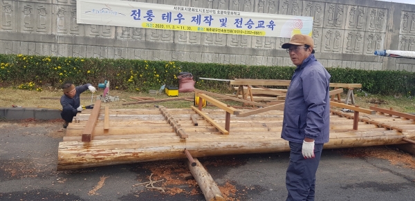 서귀포시 성산읍 오조리 한도교 주차장 일원에서 전통 테우 제작을 하고 있는 'ᄒᆞ끌락 문화학교' 모습으로 테우가 완성 직접 모습(사진 고기봉 기자)