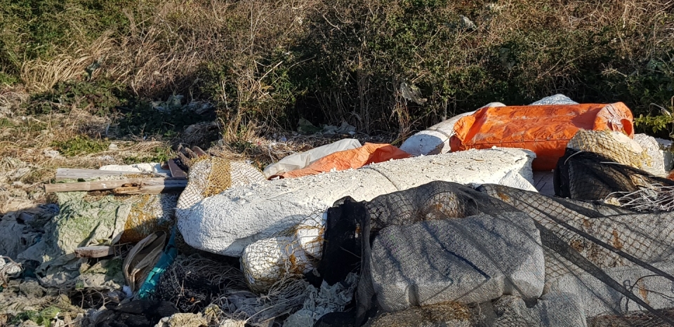 하수종말처리장 주변 철새도래지 곳곳에 폐스티로폼이 널 부려져 있어 오염자 부담의 원칙으로 양어장 관리인이 폐스티로폼을 처리해야 한다는 주변 사람들의 목소리도(사진 고기봉).