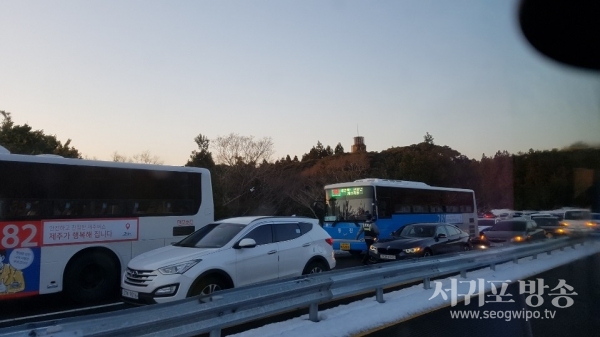 516도로 수악교 남측 도로 빙판길 차량정체 및 사고 현장