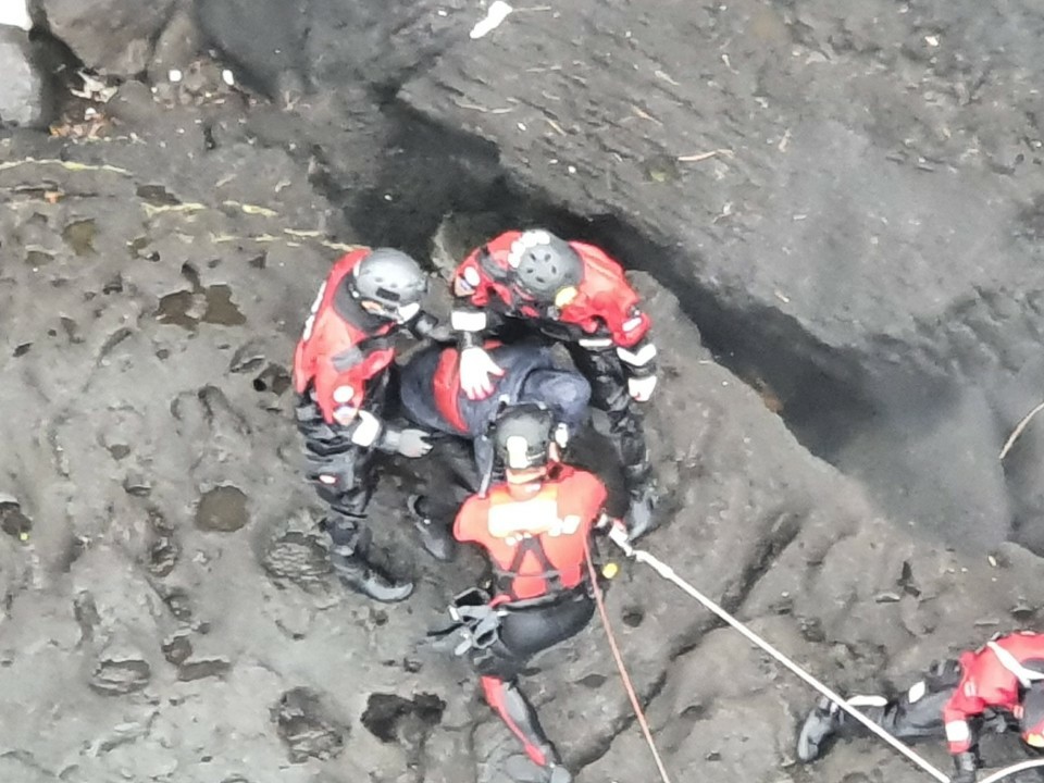 1일 어선 좌초 사고로 갯바위에 고립된 선원들을 구조하는 과정에서 구조 대원 2명 부상(사진 서귀포 해양경찰서)