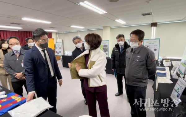 한정애 환경부 장관, 블랙야크 국내 폐페트병 자원 순환 시스템 현장 시찰