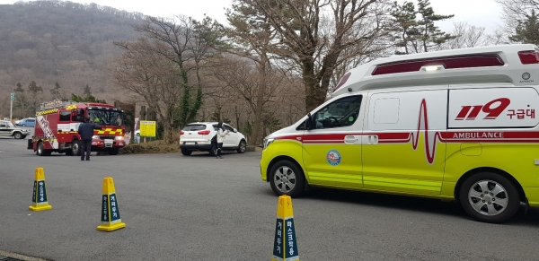 지난 10일 40대 중반 한라산 등반객이 하산 도중에 갑자기 쓰러져 의식을 잃어 구급차가 도착한 모습(사진 고기봉 기자)